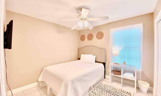 Tallahassee House | Cool and Bright Room Designed for Relaxation