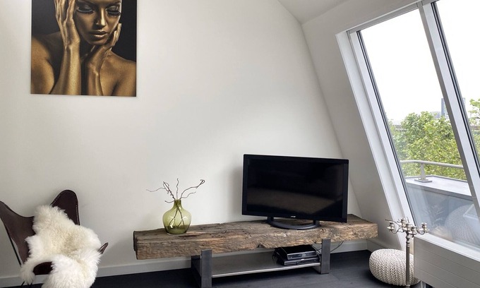 Katendrecht Apartment | cool city loft with a beautiful view over the Maas