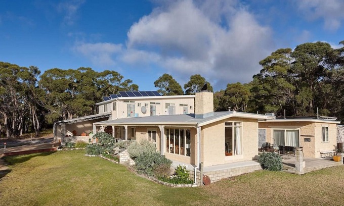 Lady Barron House | Cooma House by Ready Set Stay - Linen & Towels included , Free WiFi
