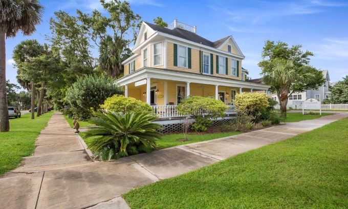 Historic Downtown Apalachicola Hotel | Coombs Inn & Suites