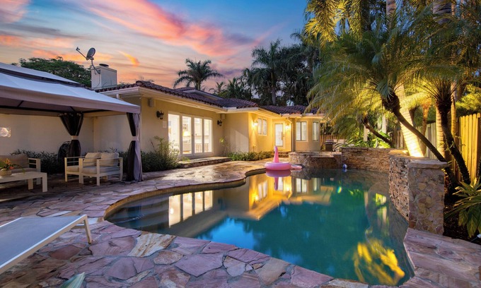 Coral Ridge House | Coral Ridge Getaway by AvantStay | Pool, Hot Tub, Billiards + 5mins to Beach!