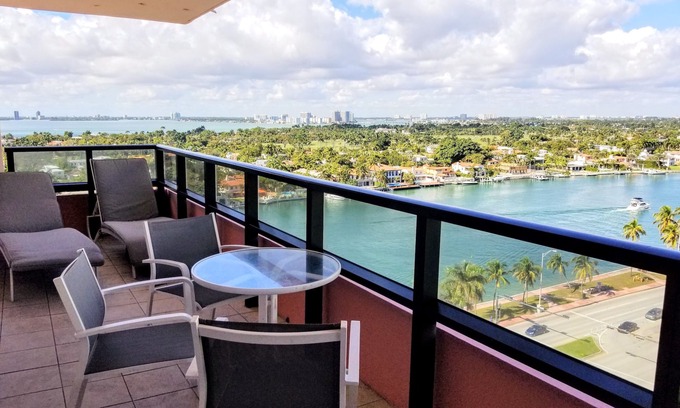 La Gorce Apartment | Corner 2.5 Br w/Balcony and Bay-City Views - 1620
