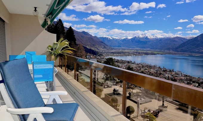 Orselina Apartment | Corner apartment on the 3rd floor for 1-5 persons.