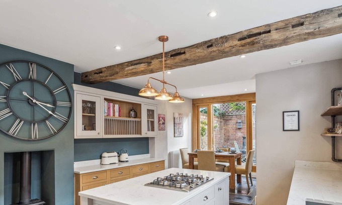 Henley House | Corner Cottage - 3 beds, bathtub, outdoor terrace