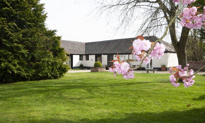 Sedgehill Cottage | CORNER COTTAGE, pet friendly, with a garden in Shaftesbury