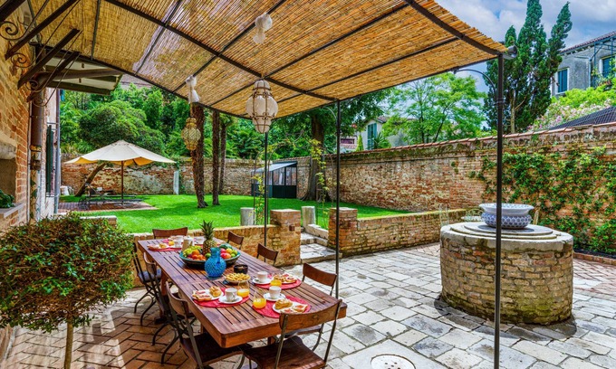Dorsoduro Apartment | Corte della Palma Superb Venetian Garden