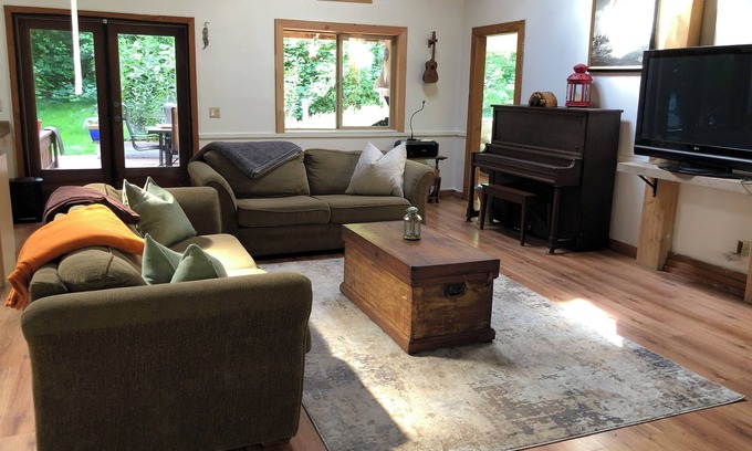 Whaletown House | Cortes Country Home - 5 bedroom home in Whaletown near the ferry