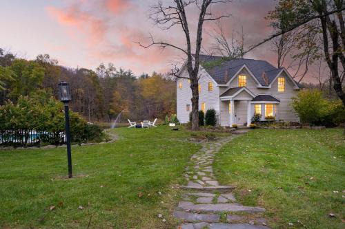 Saugerties House | Cortland by AvantStay Charming Heritage Estate w Private Lake Pool