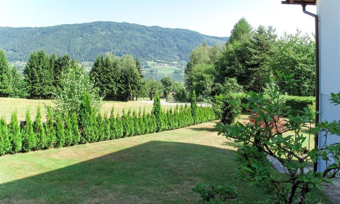 Tschoran Apartment | Cosy apartment for 5 people with TV, terrace and parking