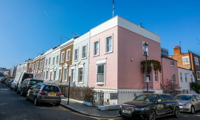 Pembridge Apartment | Cosy 1 Bedroom apartment with King size bed or 2 singles in superb location.
