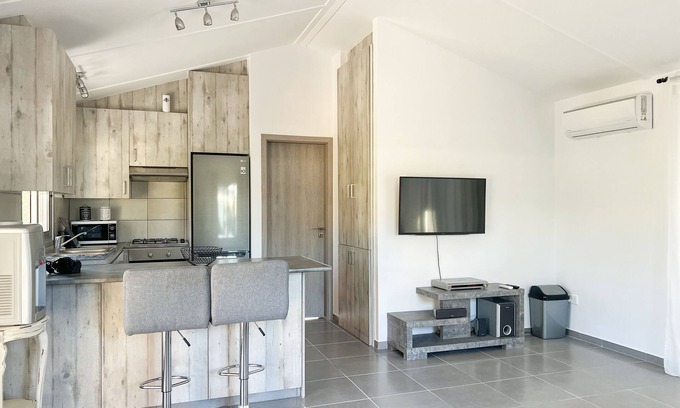 Pareklisia House | Cosy 1 bedroom tiny house with beautiful garden, 8 min from the beach!