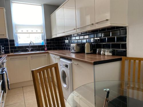 Cwmbrwla Apartment | Cosy 2 Bed Flat in Swansea - Home away from Home
