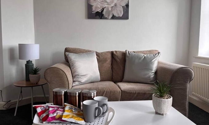 Warrington Apartment | Cosy 2 Bed Flat Sleeps 4 with Free Parking
