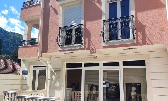 Skaljari Apartment | Cosy 2-bedroom apartment - free parking on premises
