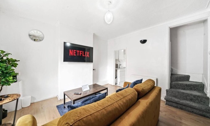 Streatham House | Cosy 2 bedroom home with free parking on premises