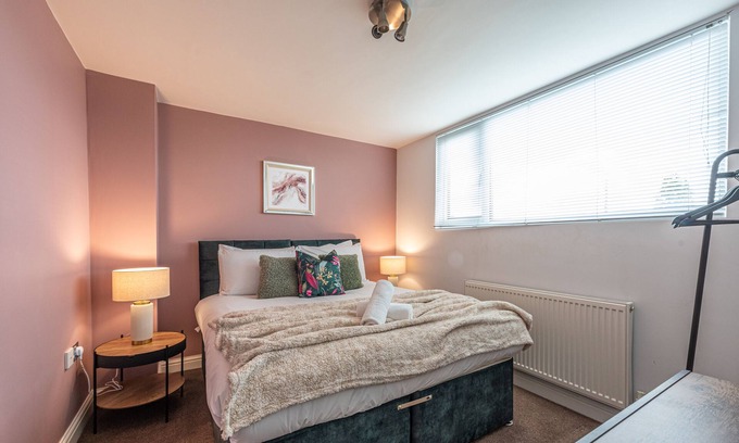 Blacon House | Cosy 2 bedroom house 10 mins from Chester and the zoo. Sleeps 4 by Restfully