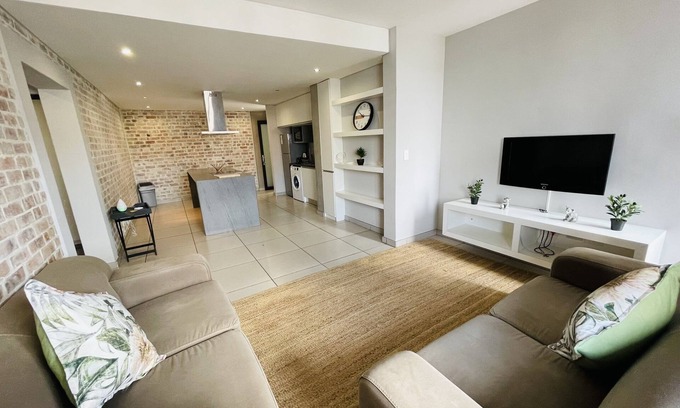 Windhoek Apartment | Cosy 2 bedroom opposite Grove & Lady Pohamba