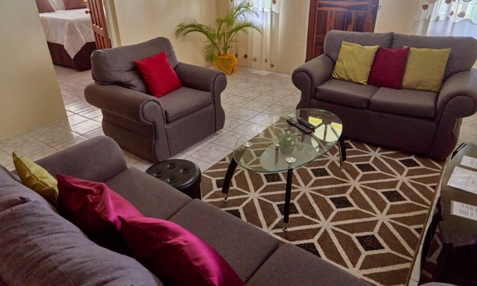 Runaway Bay House | Cosy 2 bedroom Relaxing Getaway.