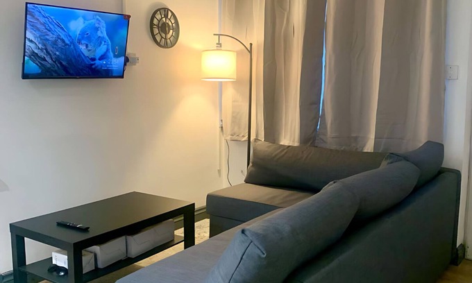 Colchester House | Cosy 3-Bed Home in Central Colchester