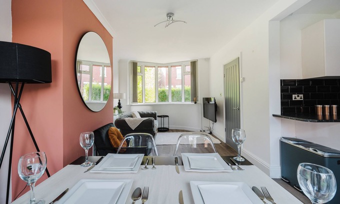 Clayton House | Cosy 3 bed home, near Co op live & close to City Centre