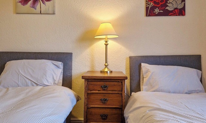 Belle Vue House | Cosy 3 Bed Terraced House - by NMB Property