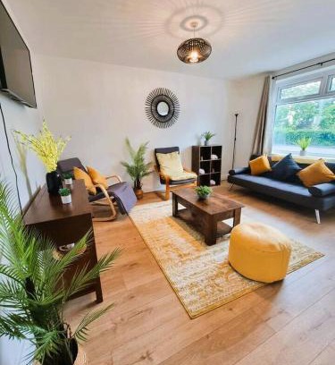 Broadheath House | Cosy 3 Bedroom House - Free Parking - Airport 6 Min Walk