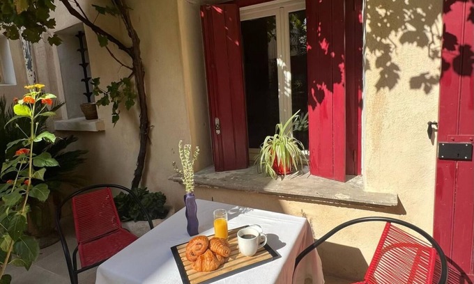 Eyragues Apartment | Cosy 55m2 Provencal apartment with charming Patio, near Alpilles
