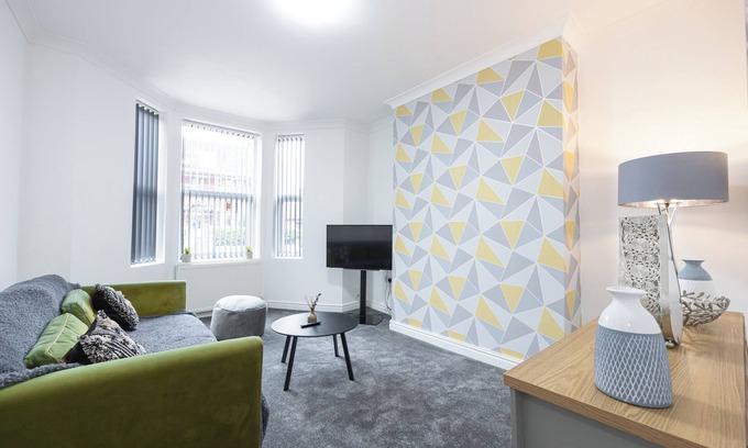 Manchester House | Cosy 6-Bed Home with 2 Kitchen
