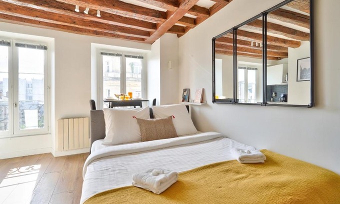 Quartier de la Porte-Saint-Denis Apartment | Cosy and New Studio in the Heart of Paris (5F)