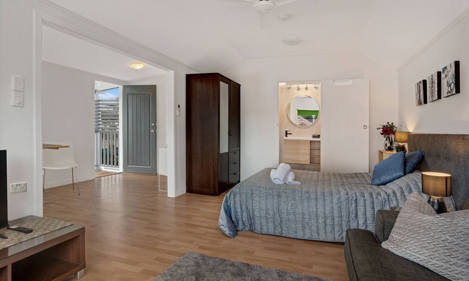 Graceville Apartment | Cosy and private self contained retreat in a great location, pet friendly