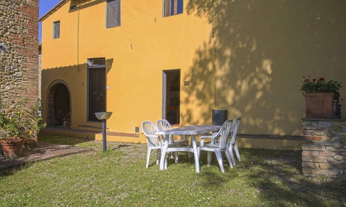 Tavarnelle Val di Pesa Apartment | Cosy apartment for 6 people with pool, WIFI, TV, patio, pets allowed and panoramic view