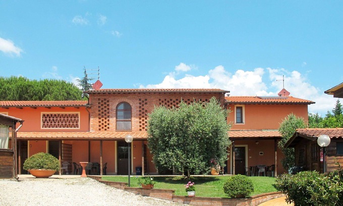 Orentano Apartment | Cosy apartment for 7 guests with WIFI, A/C, pool, TV and patio