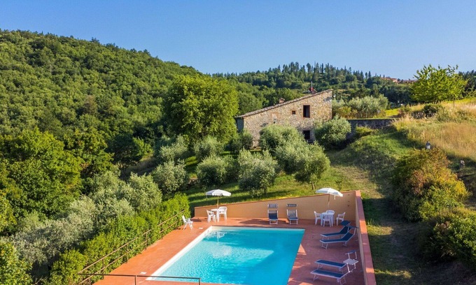 Castellina in Chianti Villa | Cosy apartment in villa for 4 people with pool, A/C, WIFI, TV, patio and panoramic view