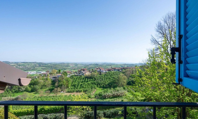 San Damiano dʼAsti Villa | Cosy apartment in villa for 5 guests with WIFI, pool, TV, patio, pets allowed and parking
