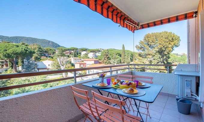 Cavalaire-sur-Mer Apartment | Cosy apartment for 3 people with WIFI, A/C, TV and balcony
