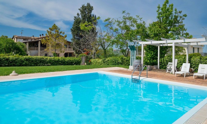 Citta Sant'Angelo Apartment | Cosy apartment for 4 people with WIFI, pool, A/C, TV, patio, pets allowed and parking