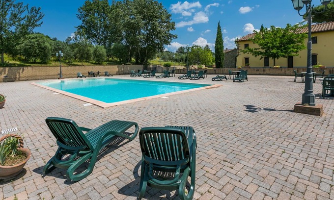 Capraia e Limite Villa | Cosy apartment in villa for 4 guests with A/C, pool, WIFI, TV and parking