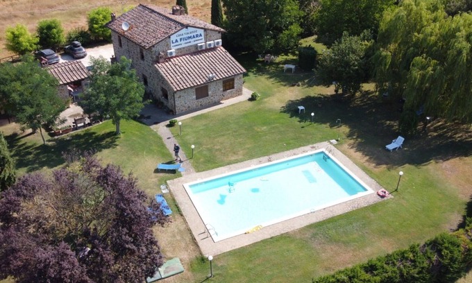 Poggiarello Villa | Cosy apartment in villa for 2 guests with pool, A/C and TV, close to Siena