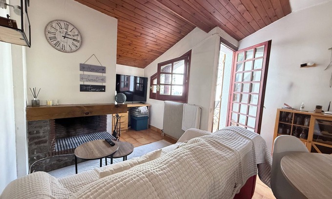 Arinsal Apartment | Cosy apartment, terrace, parking and ski room