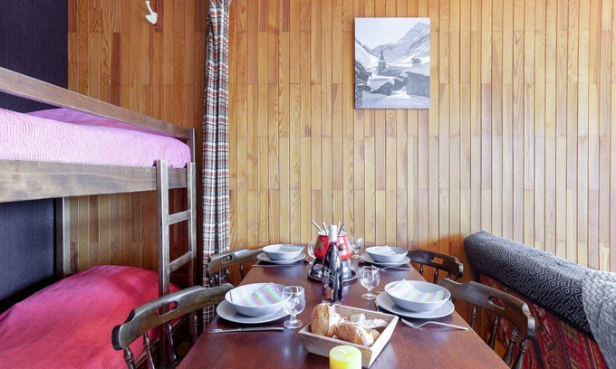 La Toussuire Apartment | Cosy apartment for 4 guests with WIFI, TV, balcony and parking