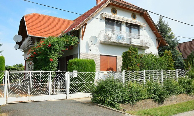 Balatonszemes Apartment | Cosy apartment for 6 guests with WIFI, A/C, TV, balcony and parking