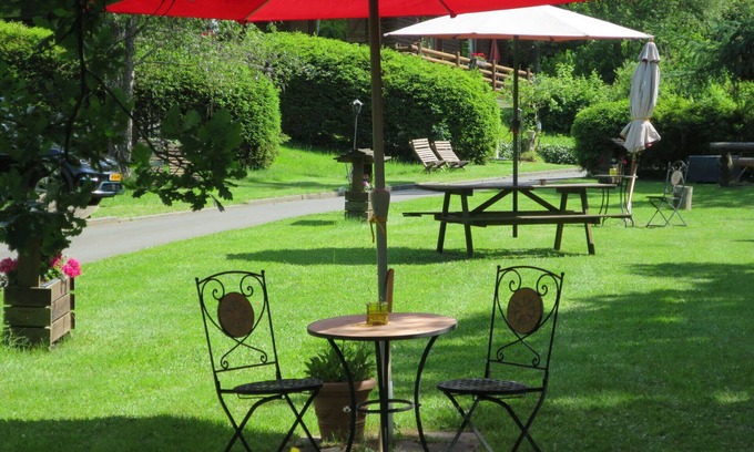 Schoenecken Apartment | Cosy apartment for 2 guests with WIFI, TV, patio, pets allowed and parking