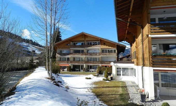 Gstaad Apartment | Cosy apartment for 2 people with WIFI, TV, balcony and parking