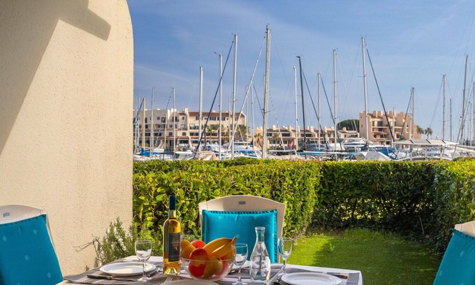 Port Cogolin Apartment | Cosy apartment for 3 guests with WIFI, TV, patio, pets allowed and parking
