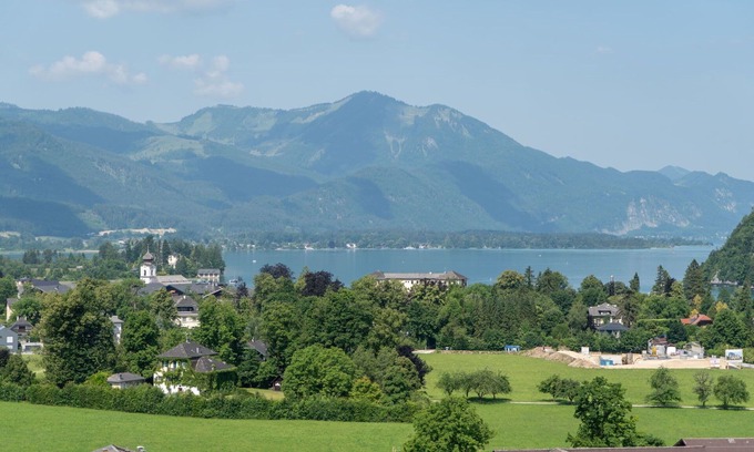 Strobl Apartment | Cosy apartment for 3 guests with WIFI, A/C, TV and balcony