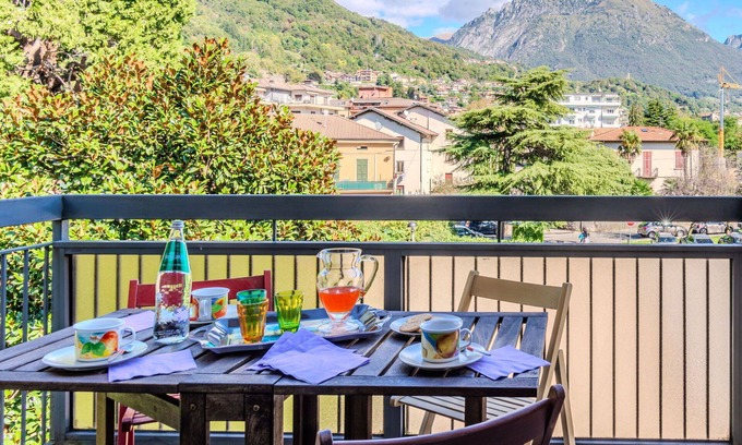 Porlezza Apartment | Cosy apartment for 3 guests with WIFI, TV and balcony