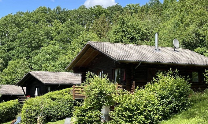 Schoenecken Apartment | Cosy apartment for 4 guests with WIFI, TV, patio, pets allowed and parking