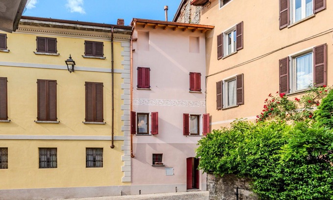 Claino Con Osteno Apartment | Cosy apartment for 4 guests with WIFI, TV, pets allowed and parking
