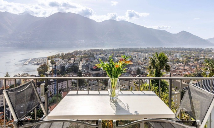 Muralto Apartment | Cosy apartment for 4 people with WIFI, terrace and parking