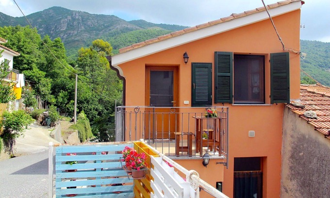 Borgo Apartment | Cosy apartment for 4 people with WIFI, TV, patio, pets allowed, panoramic view and parking